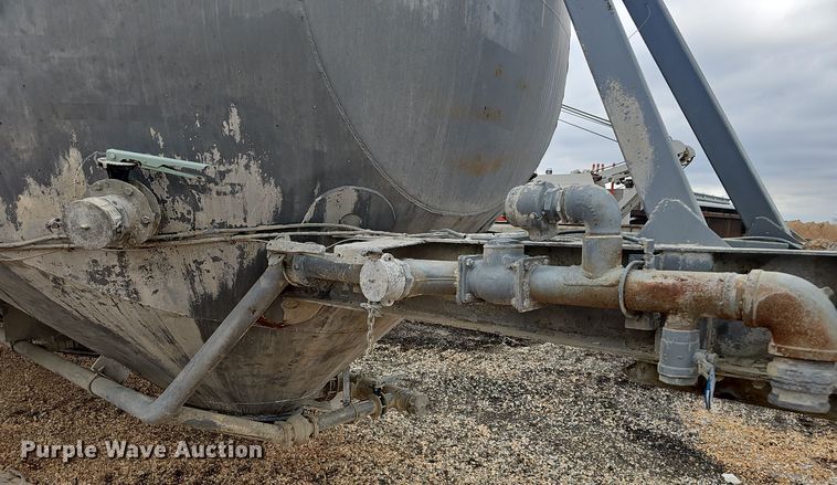 image for item OJ9075 Pneumatic dry bulk trailer