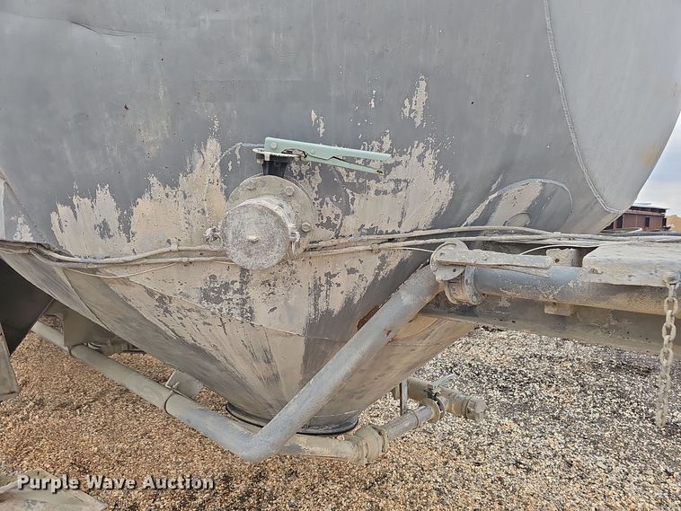 image for item OJ9075 Pneumatic dry bulk trailer