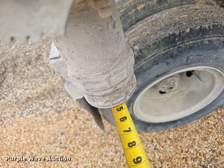 image for item OJ9075 Pneumatic dry bulk trailer