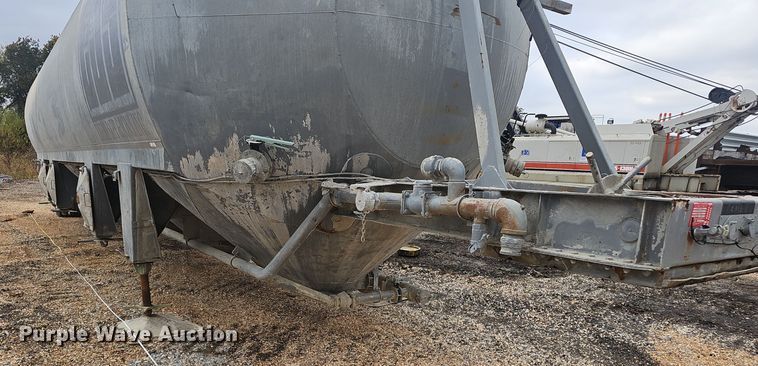 image for item OJ9075 Pneumatic dry bulk trailer