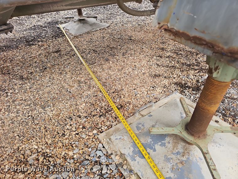 image for item OJ9075 Pneumatic dry bulk trailer