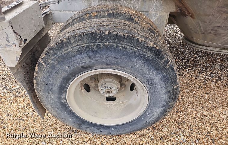 image for item OJ9075 Pneumatic dry bulk trailer