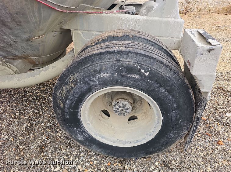 image for item OJ9075 Pneumatic dry bulk trailer