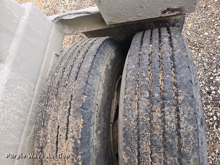 image for item OJ9075 Pneumatic dry bulk trailer