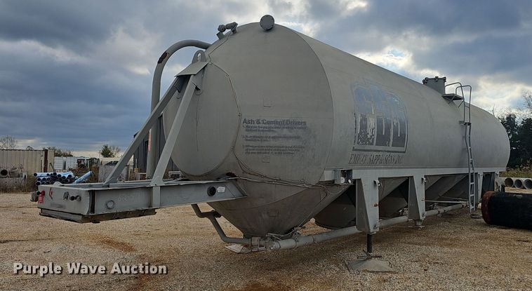 image for item OJ9076 Pneumatic dry bulk trailer