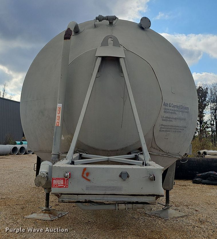 image for item OJ9076 Pneumatic dry bulk trailer