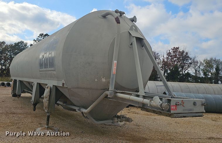 image for item OJ9076 Pneumatic dry bulk trailer