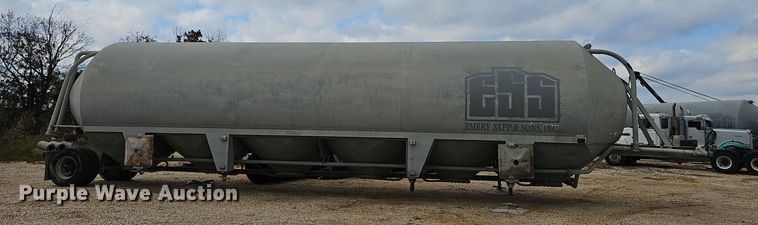 image for item OJ9076 Pneumatic dry bulk trailer