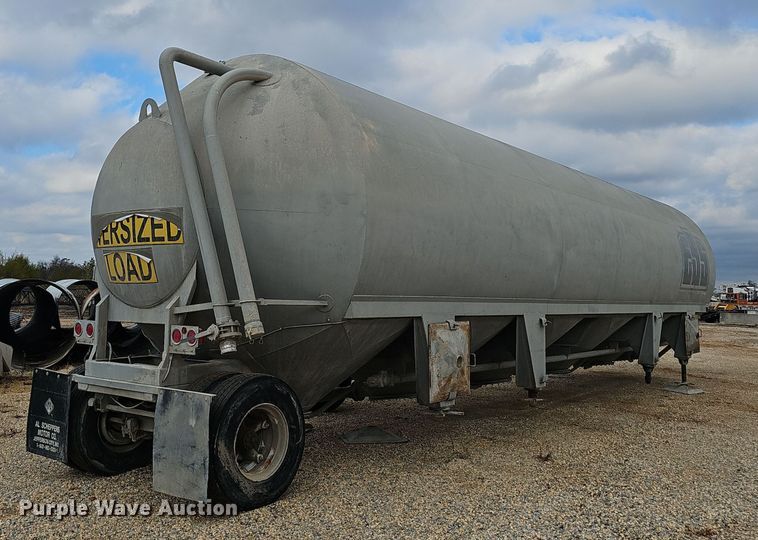 image for item OJ9076 Pneumatic dry bulk trailer