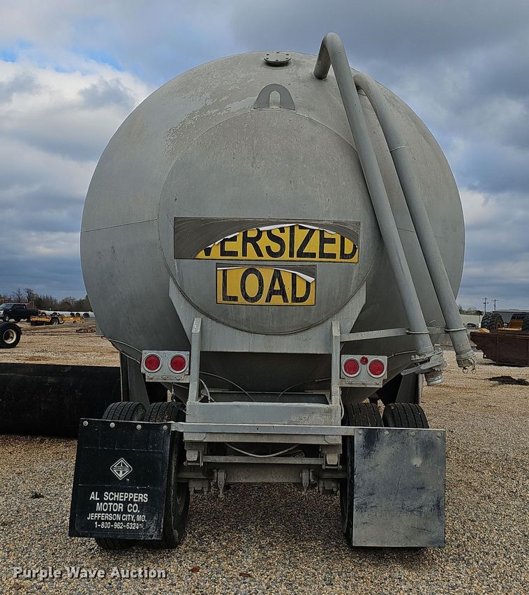 image for item OJ9076 Pneumatic dry bulk trailer