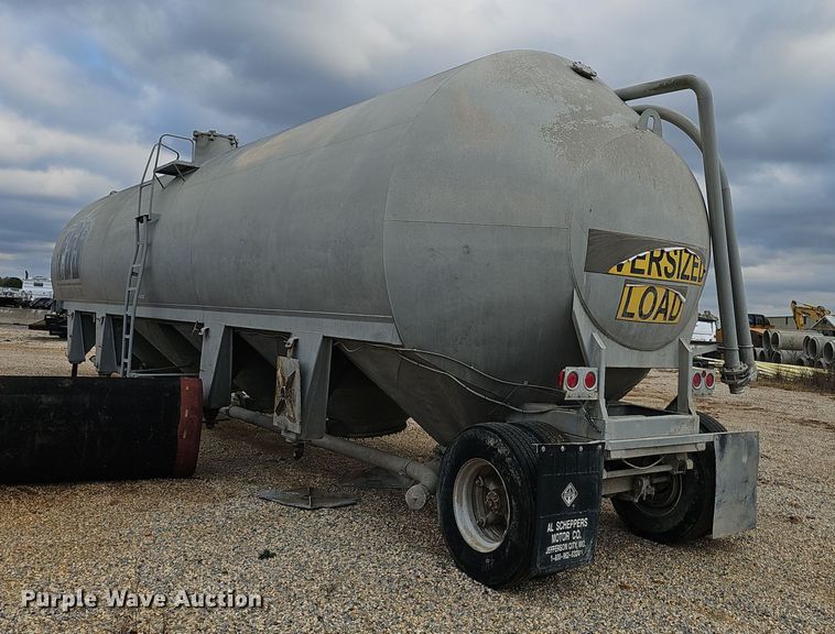 image for item OJ9076 Pneumatic dry bulk trailer