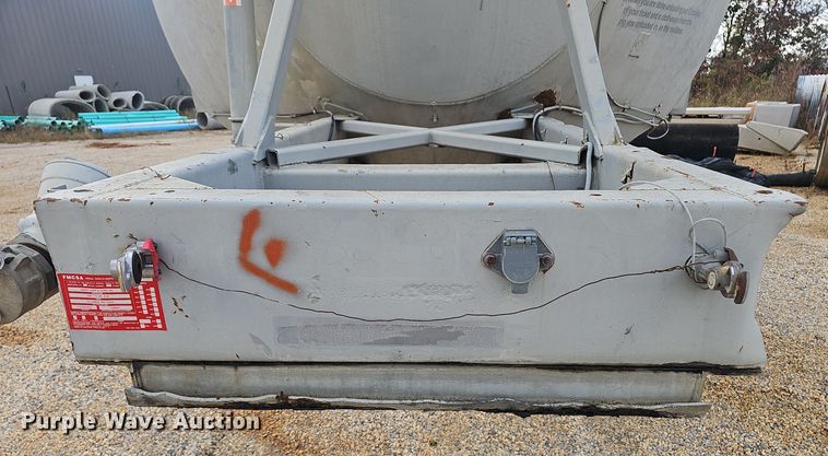 image for item OJ9076 Pneumatic dry bulk trailer