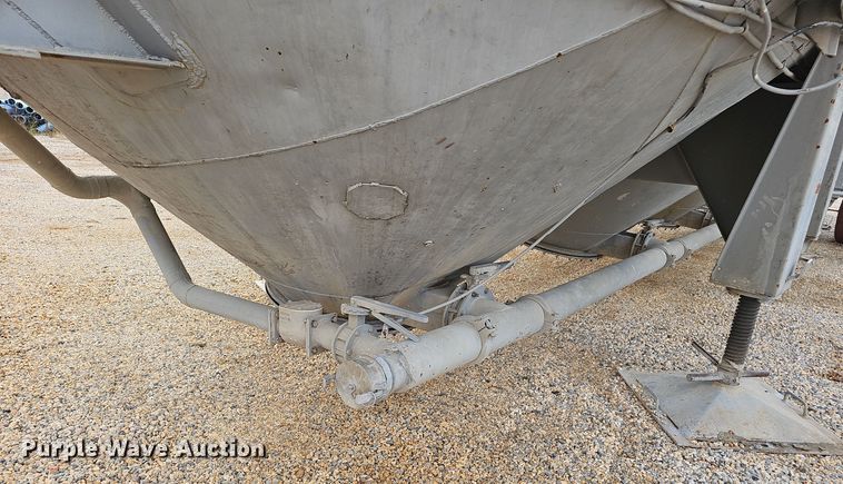 image for item OJ9076 Pneumatic dry bulk trailer