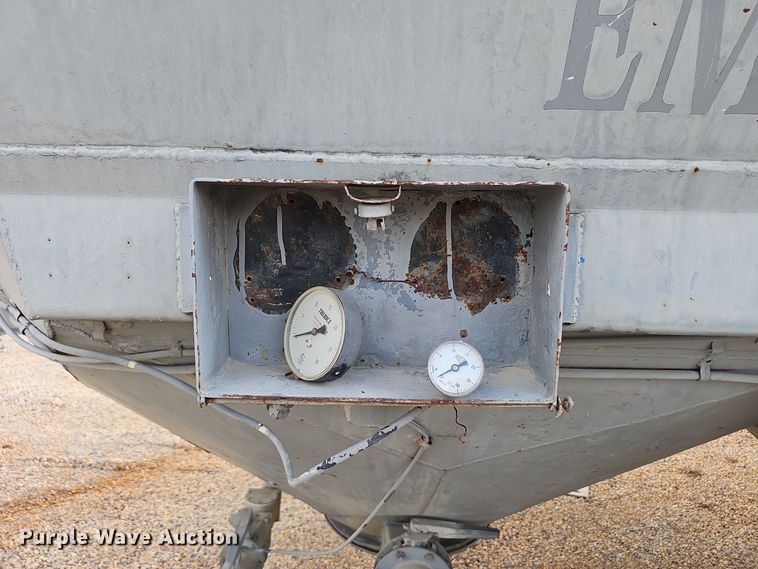 image for item OJ9076 Pneumatic dry bulk trailer