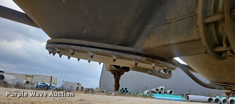 image for item OJ9076 Pneumatic dry bulk trailer