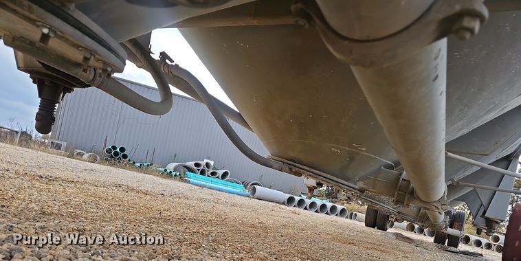 image for item OJ9076 Pneumatic dry bulk trailer