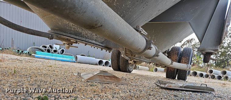 image for item OJ9076 Pneumatic dry bulk trailer