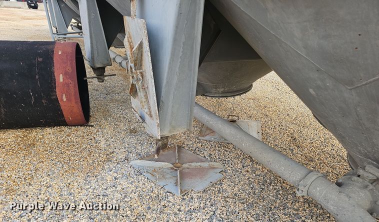 image for item OJ9076 Pneumatic dry bulk trailer