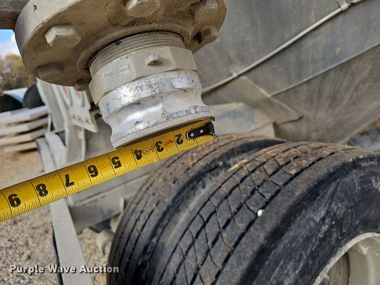 image for item OJ9076 Pneumatic dry bulk trailer