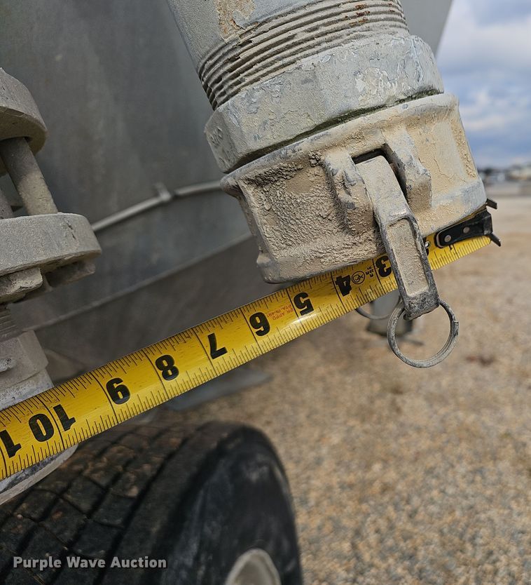 image for item OJ9076 Pneumatic dry bulk trailer