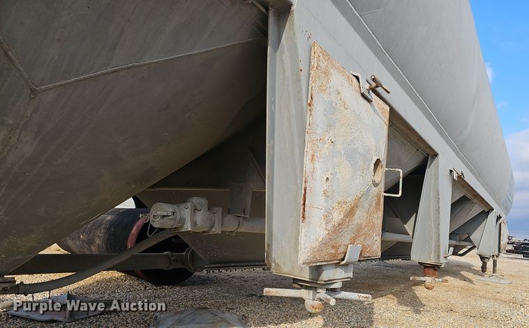 image for item OJ9076 Pneumatic dry bulk trailer