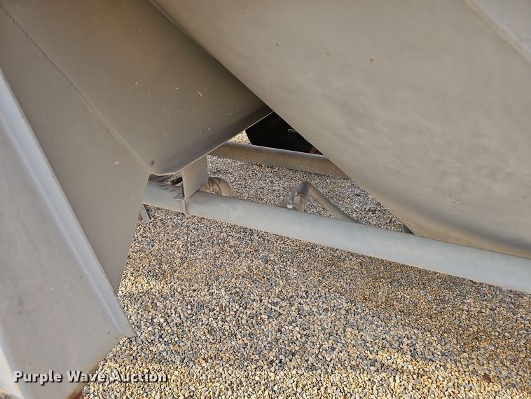 image for item OJ9076 Pneumatic dry bulk trailer