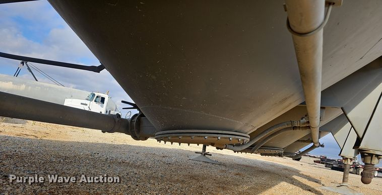 image for item OJ9076 Pneumatic dry bulk trailer