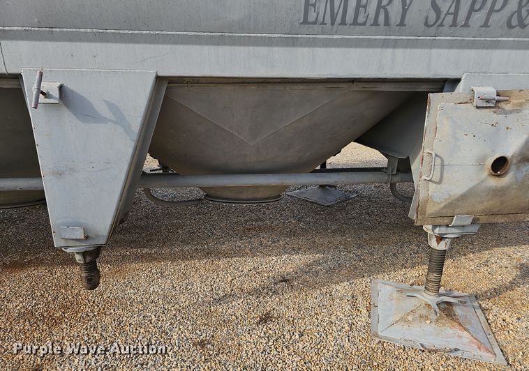 image for item OJ9076 Pneumatic dry bulk trailer