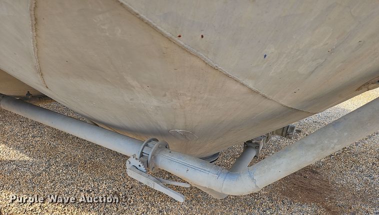 image for item OJ9076 Pneumatic dry bulk trailer