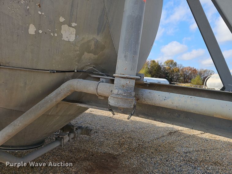 image for item OJ9076 Pneumatic dry bulk trailer