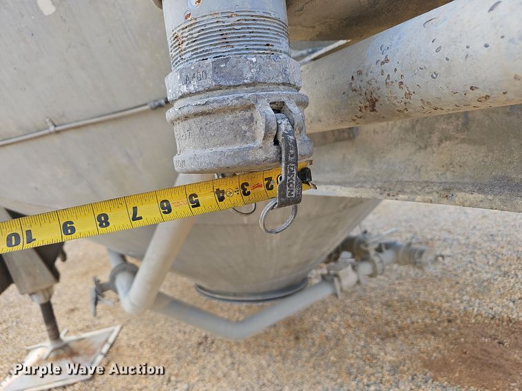 image for item OJ9076 Pneumatic dry bulk trailer