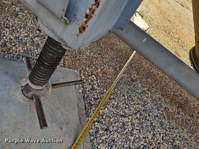 image for item OJ9076 Pneumatic dry bulk trailer