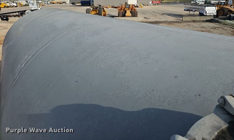 image for item OJ9076 Pneumatic dry bulk trailer