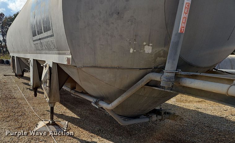 image for item OJ9076 Pneumatic dry bulk trailer