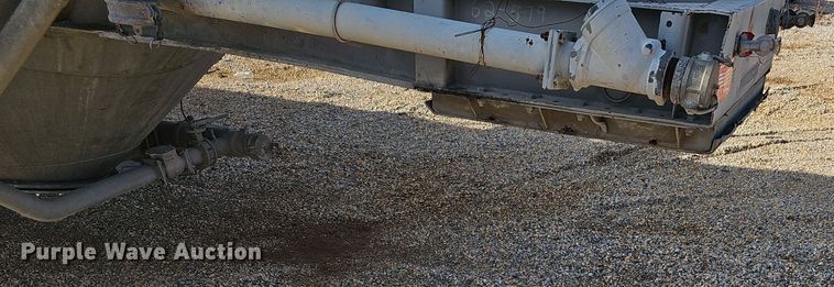 image for item OJ9076 Pneumatic dry bulk trailer