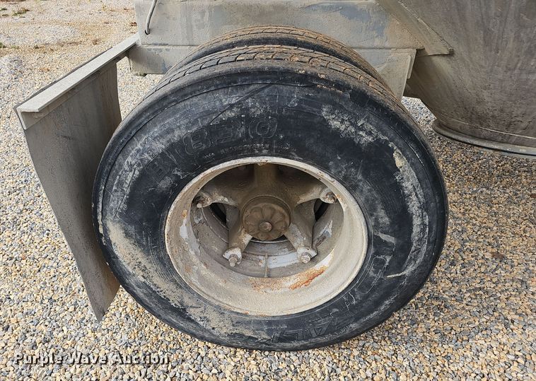 image for item OJ9076 Pneumatic dry bulk trailer