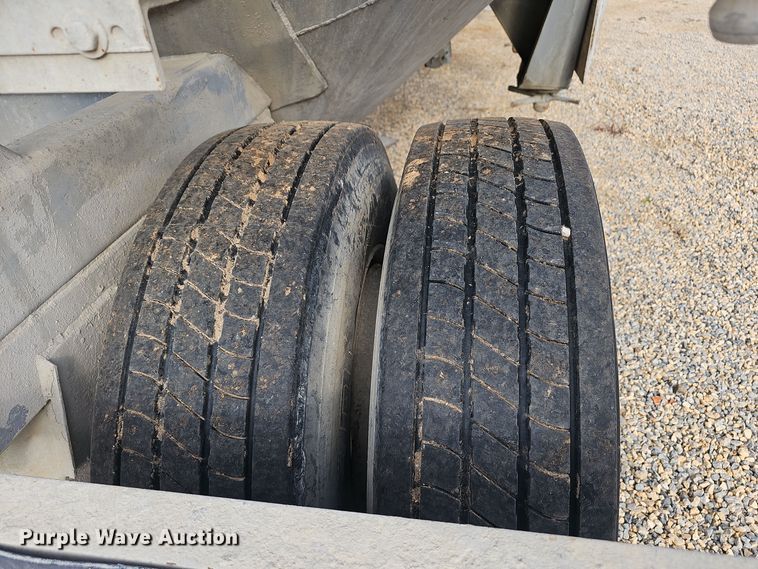 image for item OJ9076 Pneumatic dry bulk trailer