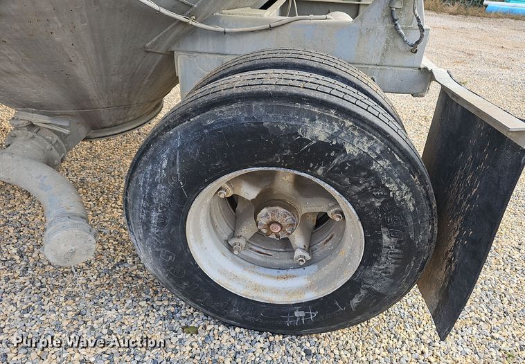 image for item OJ9076 Pneumatic dry bulk trailer