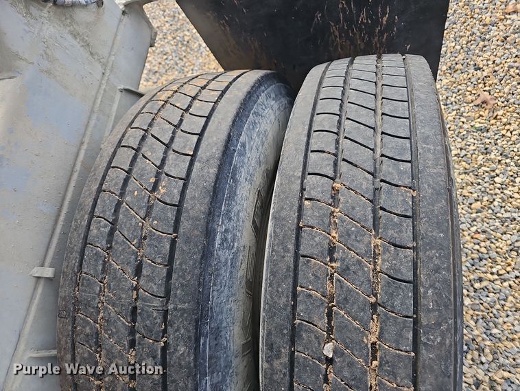 image for item OJ9076 Pneumatic dry bulk trailer