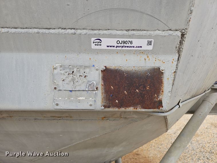 image for item OJ9076 Pneumatic dry bulk trailer