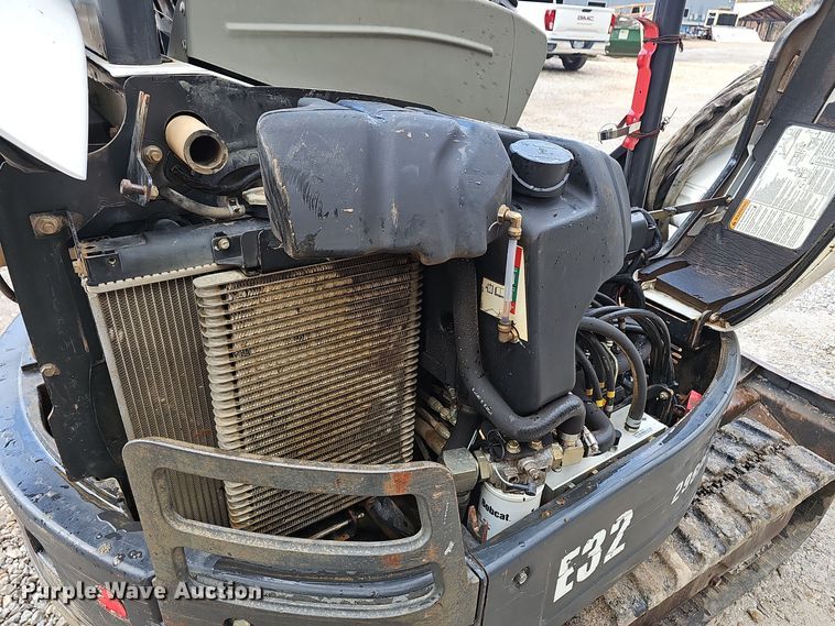 image for item OJ9112 2012 Bobcat E32 mini excavator