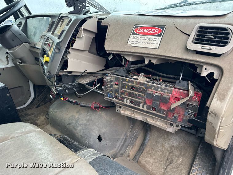 image for item OJ9878 2001 Sterling  L7500 sewer rodder truck