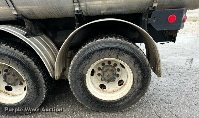 image for item OJ9878 2001 Sterling  L7500 sewer rodder truck