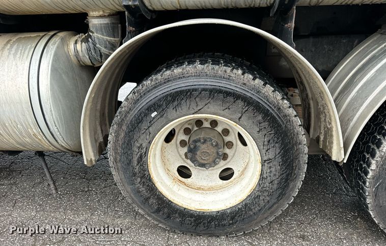 image for item OJ9878 2001 Sterling  L7500 sewer rodder truck