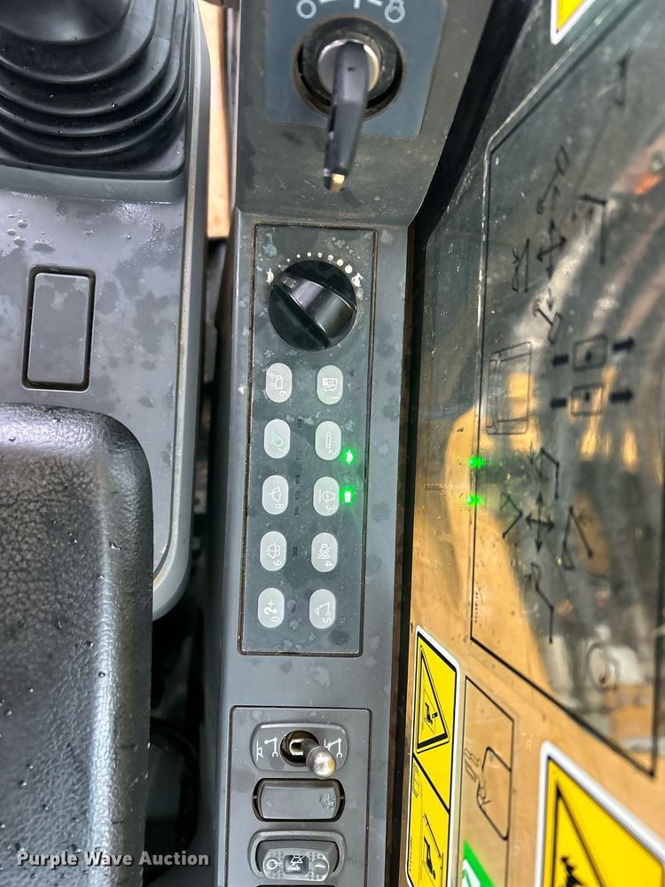 image for item YA0040 2019 Caterpillar 325F L excavator