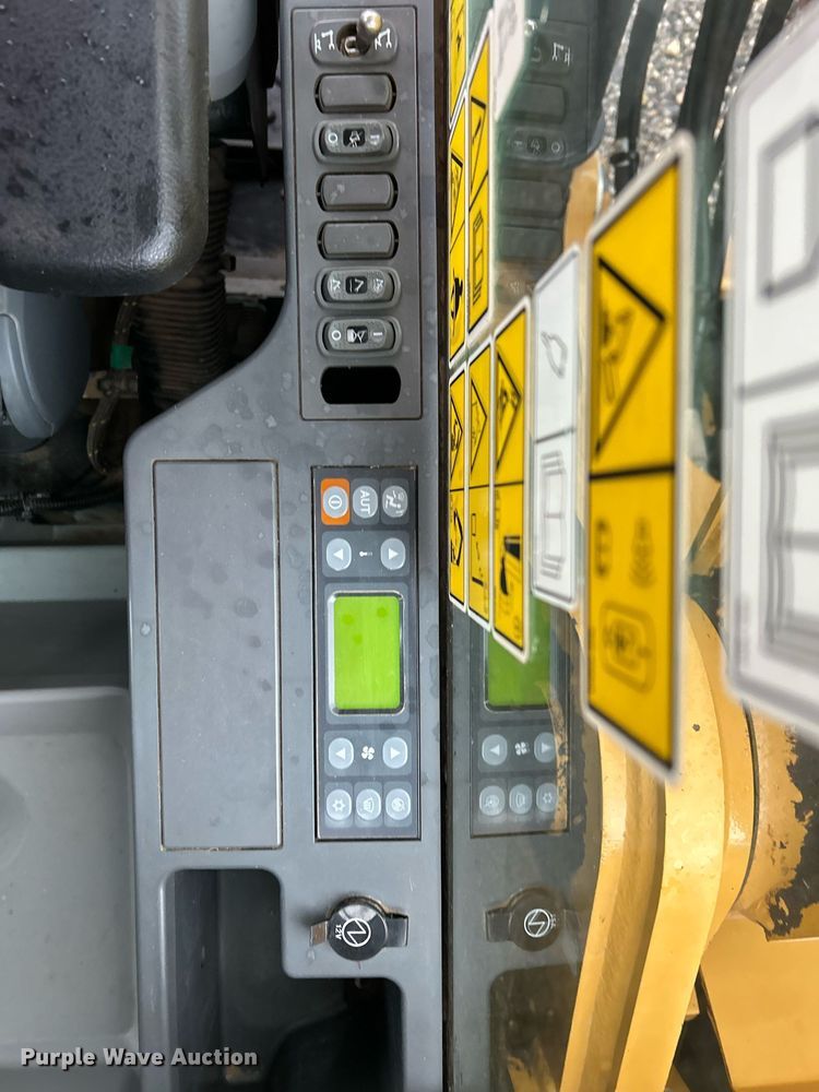 image for item YA0040 2019 Caterpillar 325F L excavator