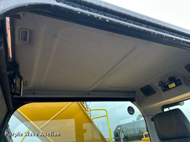 image for item YA0040 2019 Caterpillar 325F L excavator