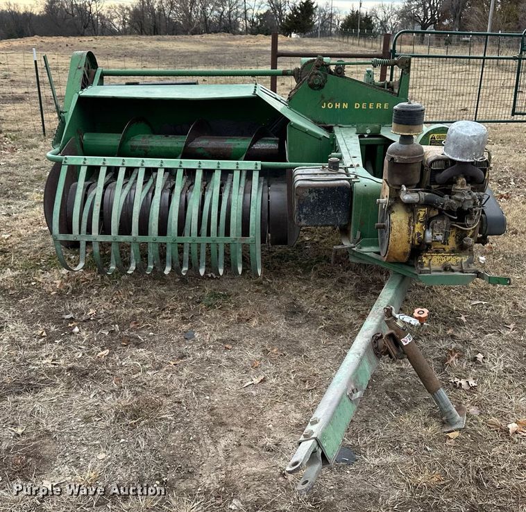 image for item DF8431 John Deere 14T small square baler