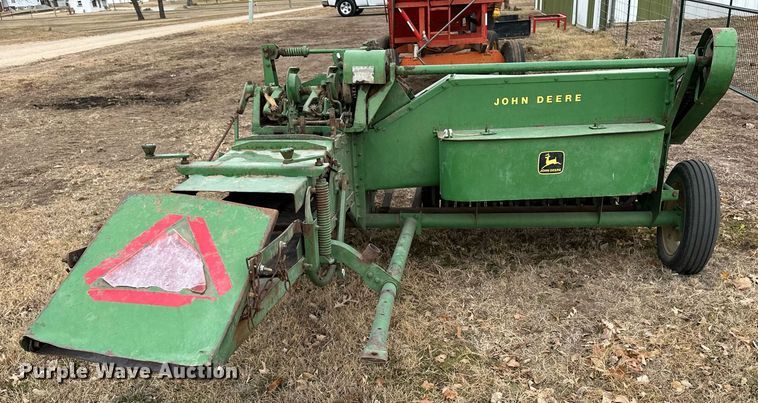 image for item DF8431 John Deere 14T small square baler