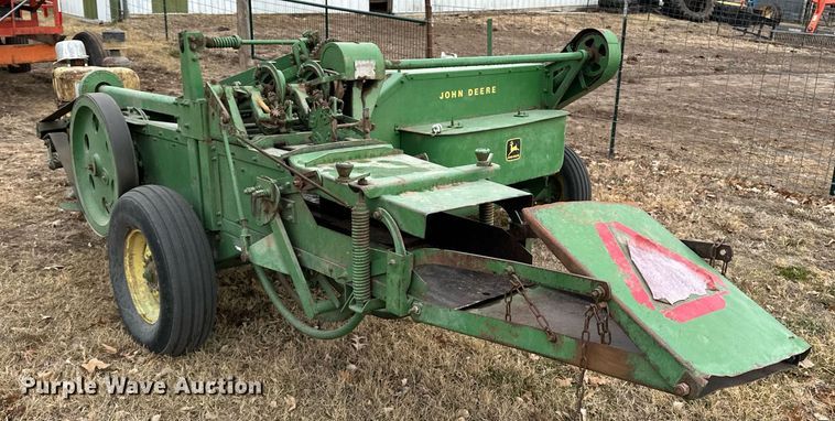 image for item DF8431 John Deere 14T small square baler